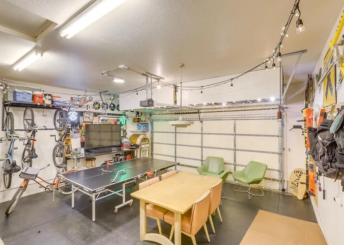 Game + Patios: 2 Mi To Dtwn Holiday home